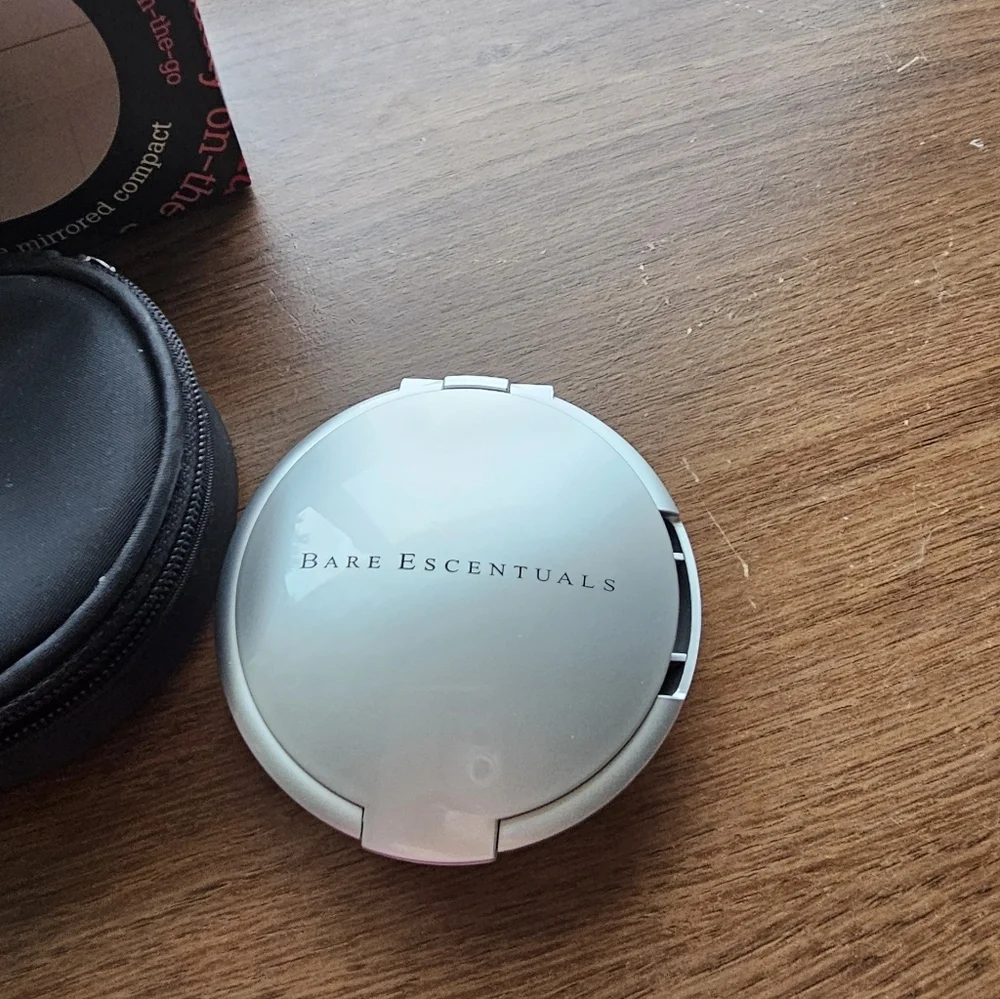 NIB Bare Escentuals Bare Minerals Silver Refillable Compact Beauty On The Go